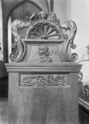 Gestühlsbekrönung mit dem Wappen der Schwarzhäupter