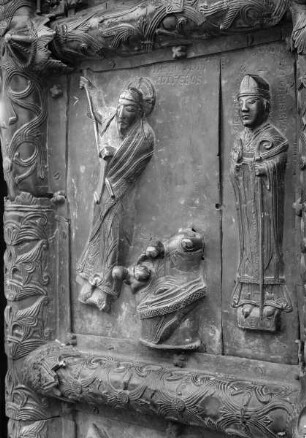 Bronzetür — Rechter Flügel mit Darstellungen zur Passion Christi — 6.Reihe von oben: Christi Höllenfahrt, Erzbischof Wichman, Christi Himmelfahrt, Jüngling mit Schwert