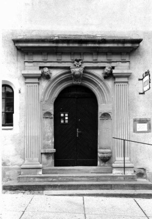 Torgau, Bäckerstraße 8. Wohnhaus mit Laden (Baubeginn 16. Jh., Umbau 1871). Portal