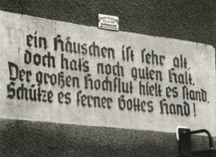 Berggießhübel, Giesensteiner Straße 16. Wohnhaus (um 1800). Spruchtafel und Hochwassermarke von 1927