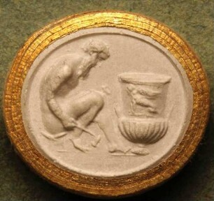 Ein Handwerker, an einem großen Gefäß arbeitend (Daktyliothek, Zweites Historisches Tausend)
