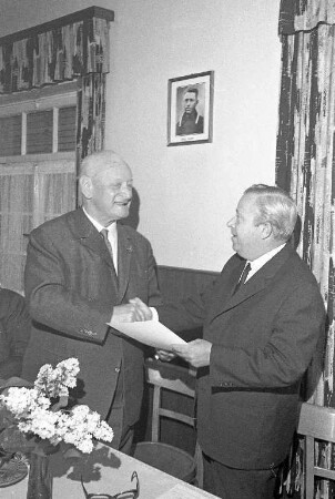 Ernennung des BNN-Chefredakteurs und Verlegers Wilhelm Baur zum Ehrenmitglied des Fußballvereins Daxlanden.