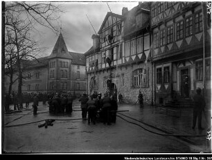 Übungen der Wolfenbütteler Freiwilligen Feuerwehr (älterer Positivabzug vorhanden) Enthält: Feuerwehrleute bei Löschübungen an der Städtischen Bürgerschule mit Zuschauern