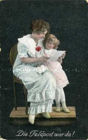 Brieflesende Frau mit Kind