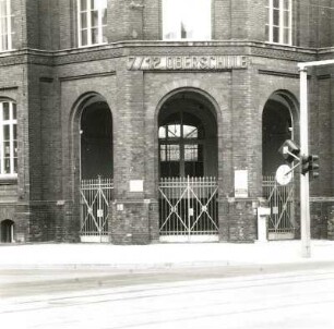 Cottbus. Realschule, Bahnhofstraße 11/Ecke August-Bebel-Straße. 1890, 1893 Erweiterungsbau. Portalanlage