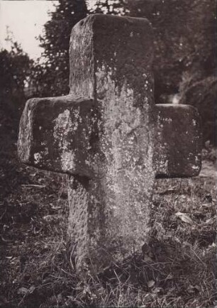 bei Bergzabern. Sühnekreuz mit Seseln (Rebenmesserklingen) Am Heimburger Weg