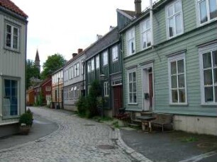 Trondheim: Straßenzug mit alten Holzhäusern