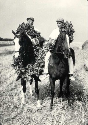 Erntebrauch in Neu Zauche : Gesellschaftliche Volkskultur - Herbst. Ort: Nowa Niwa / Neu Zauche. Stollenreiten. Reiten um einen Stollen als Preis. Die beiden Gewinner