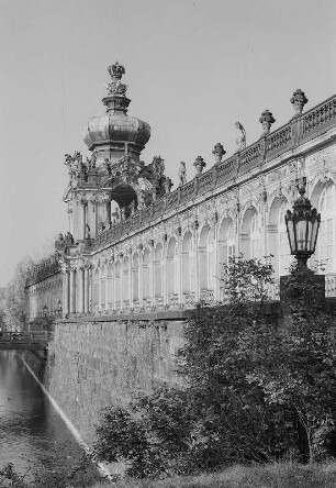 Dresden. Zwinger, Kronentor mit Langgalerien und Graben