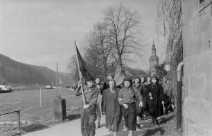 Mitglieder der FDJ während einer Osterfahrt nach Bad Schandau : Wandergruppe am Ufer der Elbe mit der St. Johanneskirche von Bad Schandau im Hintergrund