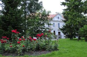 Gutshaus wird saniert : Das verfallene ehemals deutsche Gutshaus wird jetzt saniert und soll als Tagungsort genutzt werden. Aufgenommen am 13. Juli 2009 in Nakomiady (Eichmedien) in Masuren