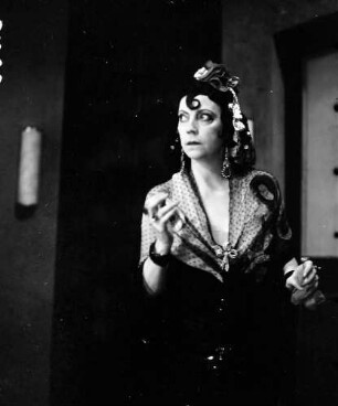 Kabarett der Komiker: Asta Nielsen; in: "Kriminalsketch Zimmer 16"; (von vorn, Kopf Halbprofil)