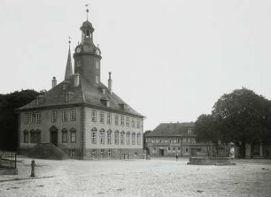 Kölleda, Markt : Kölleda. Markt mit Rathaus und Wipertibrunnen. Blick nach Südosten