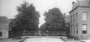 Edam, Brücke über Gracht und Wohnhäuser