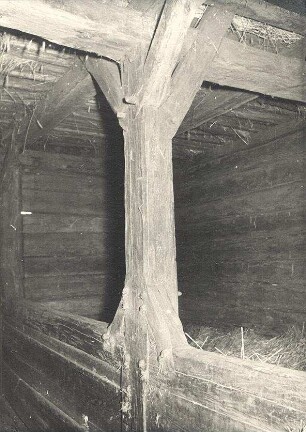Wirtschaftsgebäude in Klein Partwitz, detail : Bauwesen - Wirtschaftsgebäude und Gehöfte. Ort: Bjezdowy / Klein Partwitz. Bansenwand mit Pfeiler in der Scheune.
