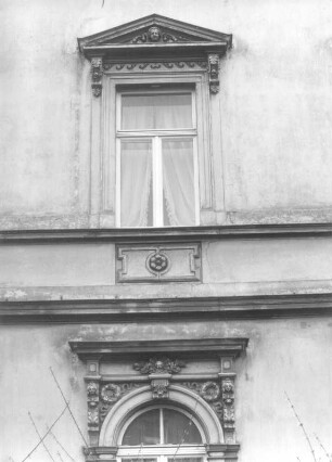 Dresden-Neustadt, Radeberger Straße 13. Wohnhaus (1863). Fenster (Erdgeschoß und 1. Obergeschoß)