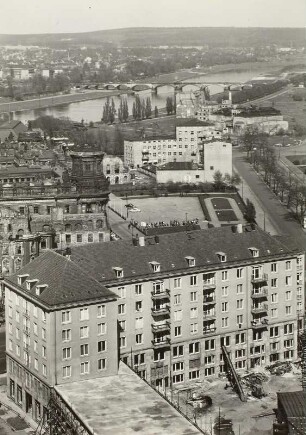 Dresden. Blick vom Rathausturm nach Nordosten über die Wohnblöcke an der Ernst-Thälmann-Straße (Wilsdruffer Straße) zur Albertbrücke
