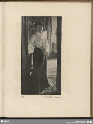 [Die Dame am Vorhang]