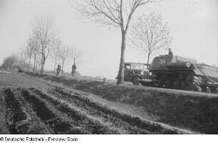 Ein Jagdpanzer SU-100 und der Opel 1,2 der Rössings auf einer Landstraße