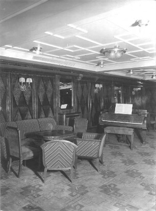 Passagierschiff "Hamburg" : Passagierschiff "Hamburg". Länge 193,50 m, Breite 22,10 m (1925-1926; Blohm und Voss). Damensalon II. Klasse (Ausstattung Deutsche Werkstätten AG Hellerau). Ecke mit Sitzgruppe und Klavier
