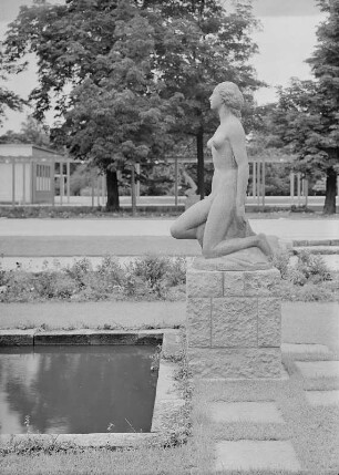 Weiblicher Akt : Reichsgartenschau, 1936. Weiblicher Akt. Sandstein (vor 1936; H. Fritz). Dresden, Großer Garten