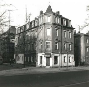 Dresden- Pieschen, Maxim-Gorki-Straße 67. Wohnhaus mit Laden (um 1900). Eckansicht mit Fassade Hans-Sachs-Strasse und Gingkobäumen