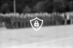 Exer: landesweite Vereidigung von Polizeianwärtern für Schleswig-Holstein: angetretene junge Polizisten: hinten Bäume: 15. September 1996