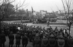 Bukarest: Gesamtbild der Ehrengäste, von oben über die Köpfe der Soldaten