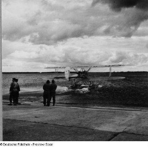 Rostock-Warnemünde. Deutsche Verkehrsfliegerschule, Zweigstelle Seefliegerschule Warnemünde. See-Schulflugzeug Heinkel HD-24 beim Start