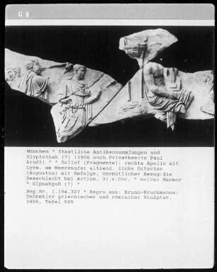 Fragmente: rechts Apollo mit Lyra, am Meeresufer sitzend, links Octavian (Augustus) mit Gefolge, vermutlicher Bezug: die Seeschlacht bei Actium
