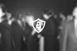Neujahrsempfang: Ehrenbürgerin [Name maskiert] im Gespräch mit einem Gast: weitere Personen, u.a. Bürgermeister Hans-Peter Busch