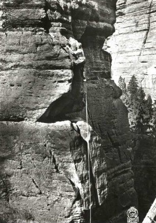 Böhmische Schweiz, Prebischtorgebiet. Großer Prebischkegel (Einser). Seilschaft Oswald Kunis am Pfeiler des Alten Weges (VI)
