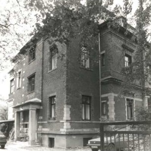 Reichenbach (Vogtland), Albertistraße 51. Wohnhaus. Um 1890. Hofansicht mit Hauseingang
