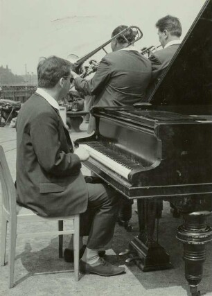 Dresdner Tanzsinfoniker unter Günter Hörig : Tanzkapelle Günter Hörig (Dresdner Tanzsinfoniker). Günter Hörig am Flügel und zwei Posaunisten anläßlich von Fernsehaufnahmen auf der Brühlschen Terrasse in Dresden.