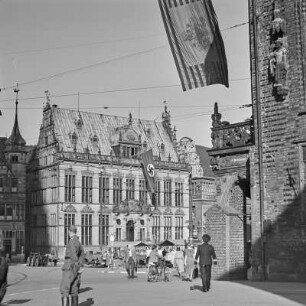 Der Schütting in Bremen, Haus der Kaufmannsgilde, mit Hakenkreuzfahne