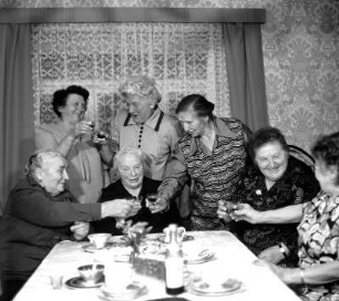 Kaffeekränzchen in Roda. Prost : Roda. Alte Damen prosten sich beim Kaffeekränzchen zu
