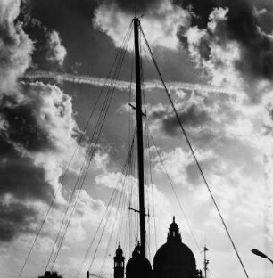 Segelmast mit Stadtansicht im Hintergrund