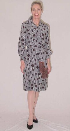 Cocktailkleid mit großen braunen Punkten und Schärpengürtel