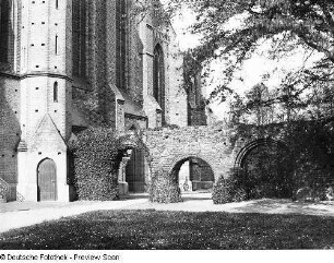 Doberan. Klosterkirche und Ruine Klausurgebäude : Zisterzienser-Klosterkirche (1295-1368; Restaurierung 1881-1894, G. L. Möckel). Südwand des Querschiffes und Ruine der Westwand des östlichen Flügels des Klausurgebäudes (um 1230)