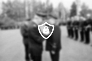 Amtsfeuerwehrtag des Amtes Siek: Oetjendorfer Landstraße: Sportplatz: Ehrung für stellvertretenden Amtswehrführer und Braaker Ortswehrführer [Name maskiert] Kreisbrandmeister [Name maskiert] bei Anheften des silbernen Deutschen Feuerwehr-Ehrenkreuzes im Beisein von Amtswehrführer [Name maskiert] rechts Fahnenträger: hinten angetretene Wehren: Bäume: 10. [Name maskiert]