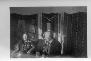 Hans und Etha Richter im Wohnzimmer ihrer Wohnung in Ankara