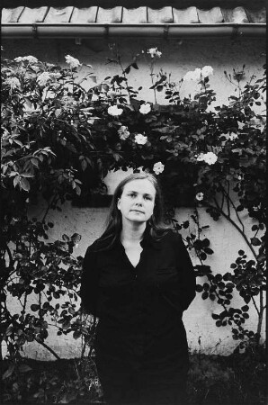 Die Schriftstellerin Eva Strittmatter in ihrem Garten