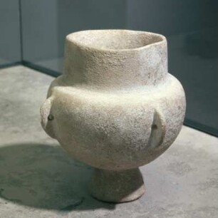 Karlsruhe, Badisches Landesmuseum, Nr. 271. Kegelhalsgefäß, Herkunft unbekannt. Frühkykladisch I-II. Marmor, Höhe 17,8cm