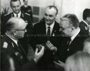 Friedrich Dickel und Gerald Götting bei einer Veranstaltung