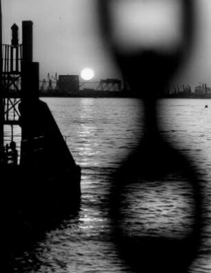 Am Ponton Teufelsbrück. Stimmungsaufnahme bei Sonnenuntergang