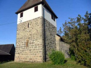 Ansicht von Ostnordosten mit Kirchturm (Chorturm mit Turmchor) sowie Langhausansatz (einst festes Langhaus)