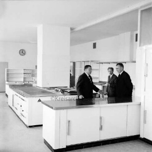 Reinfeld: am Schwarzen Teich [später Kaliskaweg]: Einweihung: Innenaufnahme: Küche: Kreisvertreter, Stadtvertreter und Gäste bei Rundgang, 19. August 1965