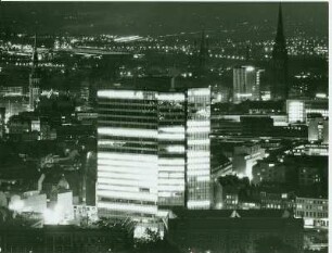 Hamburg-St. Pauli bei Nacht. Blick von der Hauptkirche St. Michaelis Richtung Mahnmal St. Nikolai. Im Vordergrund das beleuchtete Unilever-Hochhaus