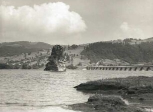 Ostkarpaten, Rumänien. Bistrita-Tal. Bicaz-Staudamm bei PoianaTeiului mit Piatra Teiului und Straßenbrücke