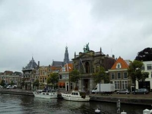 Haarlem: Stadtansicht mit Grote Kerk St. Bavo, Waage und Tylers Museum